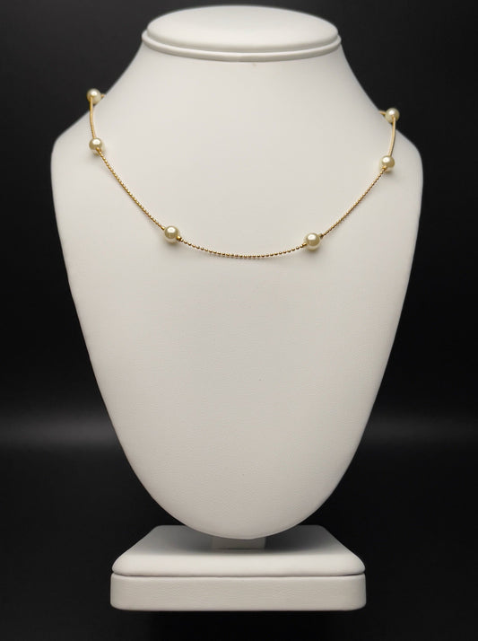 Image of necklace made with gold and pearls